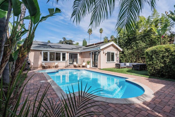 At Home On Addison - Charming 3-bedroom Plus Playroom House In Sherman Oaks - Beverly Hills, CA
