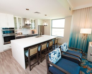Fully equipped kitchen and dining space, ideal for enjoying meals together during your stay.