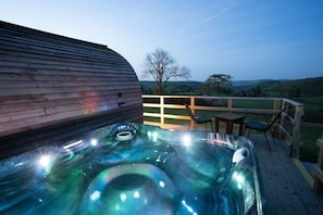 Hot Tub / whirlpool bath (Outdoor)