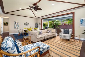 Escape to this beautifully decorated Hawaiian-themed vacation rental in the heart of Keauhou on the Big Island of Hawaii.