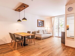 Möbel, Eigentum, Bilderrahmen, Holz, Interior Design, Tabelle, Orange, Flooring, Stuhl, Fussboden