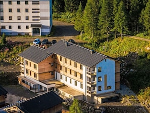 Gebäude, Fenster, Pflanze, Baum, Haus, Urban Design, Holz, Nachbarschaft, Landschaft, Wohngebiet