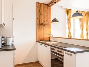 Cabinetry, Countertop, Eigentum, Küchengerät, Herd, Gebäude, Küche, Holz, Beleuchtung, Schublade