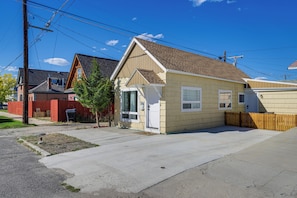 Parking | Driveway (2 Vehicles) | Street (First-Come, First-Served)