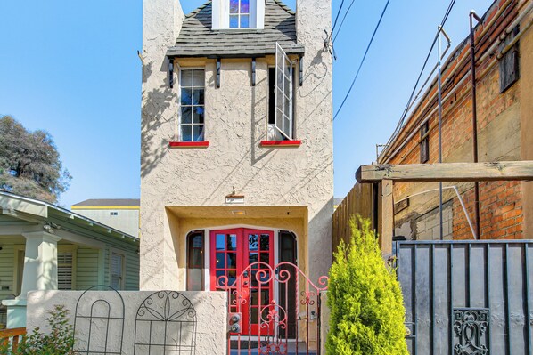 Long Beach Vacation Rental | 1BR | 1BA | 4 Steps to Enter | 880 Sq Ft