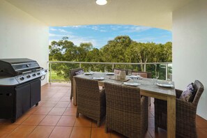 Fire up the BBQ and dine alfresco on the wraparound balcony with treetop views—the perfect spot to soak up the Sunshine Coast vibe.