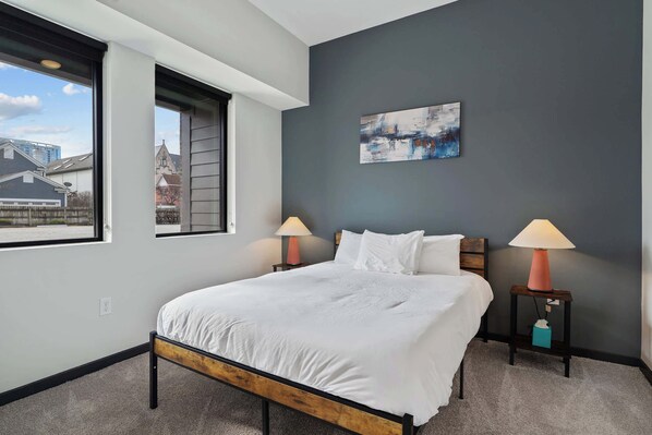 CozySuites Mass w/ parking, lounge & roof deck #23