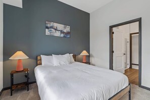 Bedroom 1 - Queen Bed