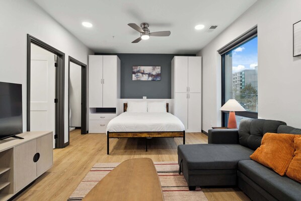 CozySuites Mass w/ parking, lounge & roof deck #24