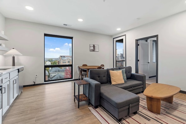 CozySuites Mass w/ parking, lounge & roof deck #28