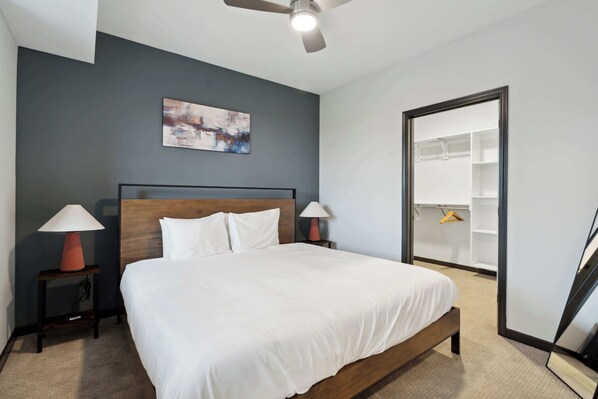 CozySuites Mass w/ parking, lounge & roof deck #33