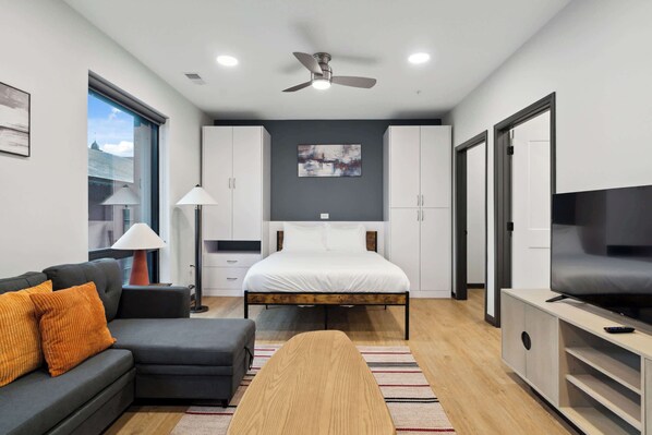 CozySuites Mass w/ parking, lounge & roof deck #35