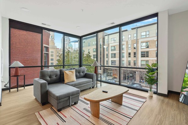 CozySuites Mass w/ parking, lounge & roof deck #37