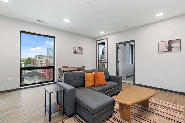 CozySuites Mass w/ parking, lounge & roof deck #39