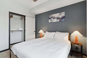 Bedroom 1 - Queen Bed