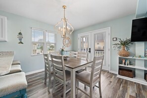 4 Take It EZ Dining Area