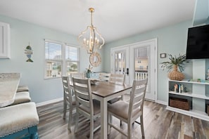 4 Take It EZ Dining Area