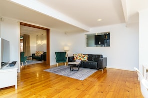 Unwind in the inviting living room, complete with a smart TV so you can easily watch Netflix and enjoy your favorite films.