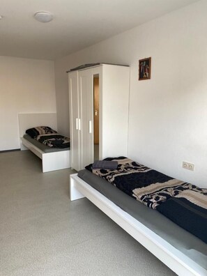 Bedroom 3 | 2 comfortable single beds with wardrobe