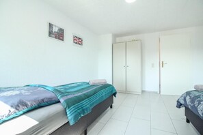 Bedroom 2 | 2 comfortable single beds with wardrobe (2)