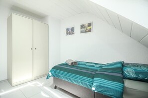 Bedroom 1 | 2 comfortable single beds with wardrobe (2)