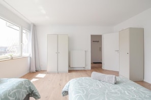 Bedroom 3 | 3 comfortable single beds with wardrobe (2)