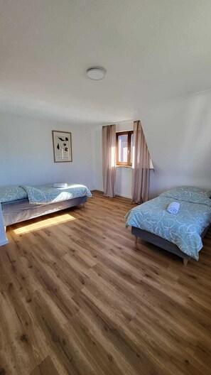 Bedroom 3 | 2 comfortable single beds with wardrobe (2)