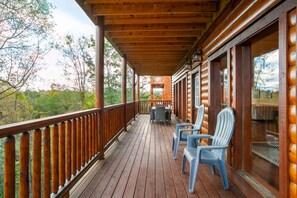 Cozy cabin retreat with a scenic deck, perfect for relaxing in nature's beauty!