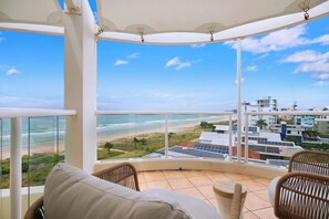 The spacious balcony provides a scenic spot to enjoy your morning cuppa or afternoon sundowner while taking in uninterrupted views of Palm Beach.
