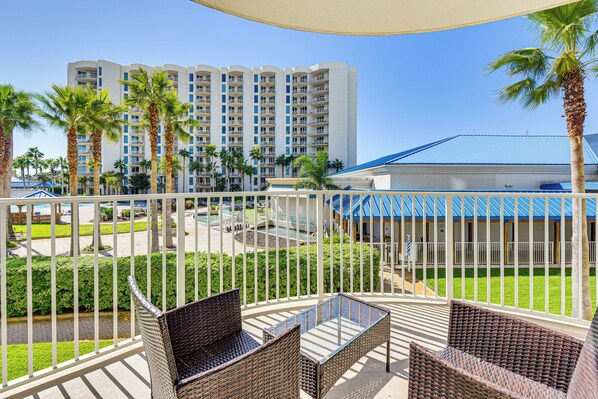 Destin Vacation Rental | 2BR | 2BA | 970 Sq Ft | Step-Free Access via Elevator