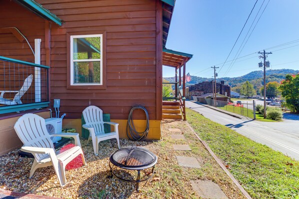 Murphy Vacation Rental | 2BR | 1BA | Stairs Required | 863 Sq Ft