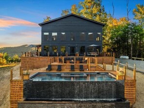 Outdoor Oasis: Stunning views and a sleek infinity pool await your mountain retreat!
