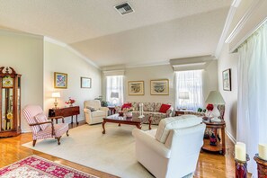 Living Room | Free WiFi | Central Heating & A/C | Smart TV