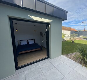 La chambre s'ouvre sur la terrasse