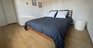 La chambre et son lit queen size 160x200