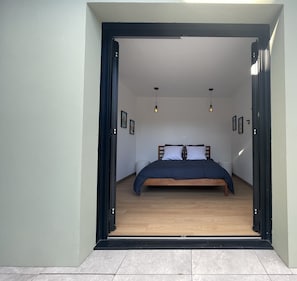 La chambre s'ouvre sur la terrasse