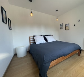 La chambre et son lit queen size 160x200