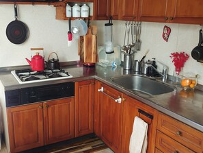 ・[Kagura Kitchen] The cooking space is large and you can prepare a variety of dishes.