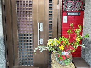 ・[Kagura/Entrance] Located in Teramachi, the old castle town area of Takayama City, you can feel the history.