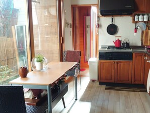 ・[Kagura Kitchen] Warm light pours in, making mealtimes even more enjoyable.