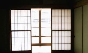 2 consecutive Japanese-style rooms