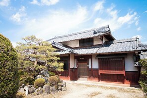 Exterior: The building is made of smoked tiles and bengala paint.
