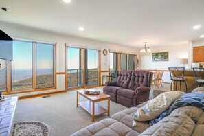 Living Room | Smart TV | Free WiFi | Fireplace