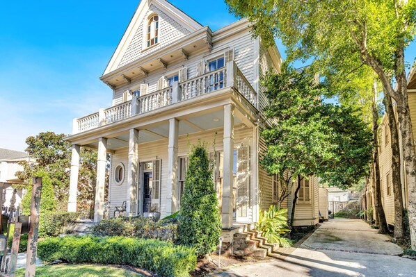 Stunning Historic New Orleans Home on Camp Street – A Perfect Blend of Charm and Elegance