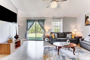 Living Room | Smart TV | Full Sleeper Sofa | Single-Story Home