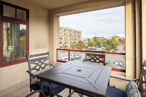 Outdoor Patio with Dining Table and Seating for 4