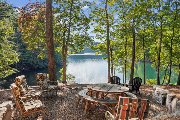 Back Yard Picnic Area Overlooking the Lake