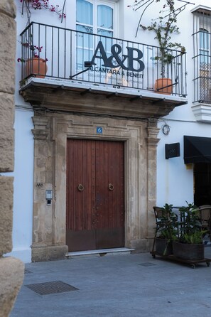 Vista frontal de la propiedad