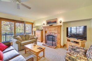 Living Room | Sleeper Sofa | Free WiFi | Central Heating | Smart TV