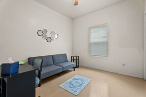 Study room w/futon (sleeps 1)